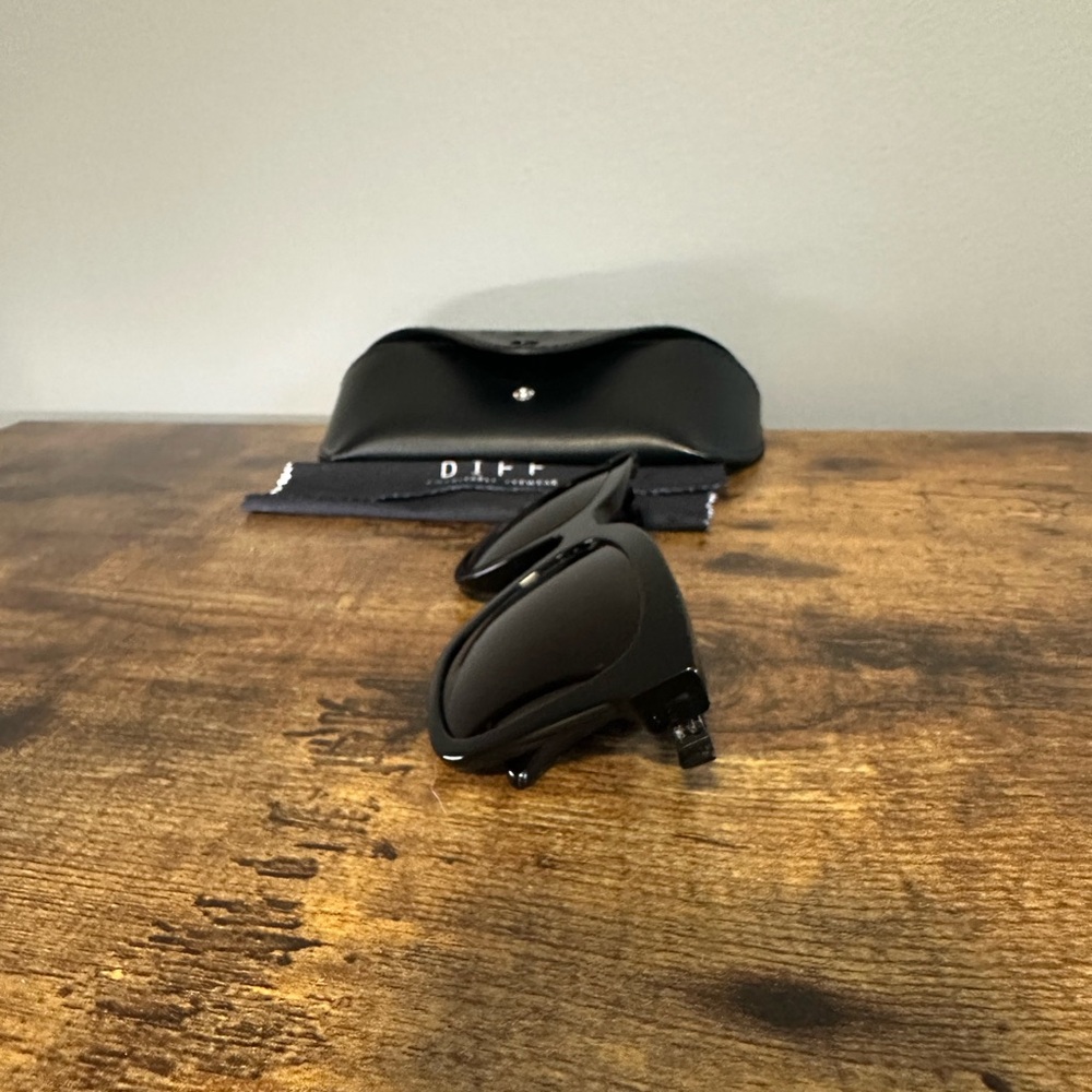 Diff Eyewear Black Sunglasses with Case - Picture 4 of 12